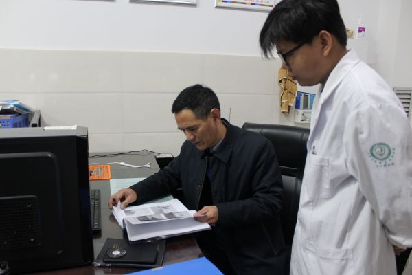 图为总院综治管理中心检查组在检查十二团医院安全、消防工作台账。.JPG