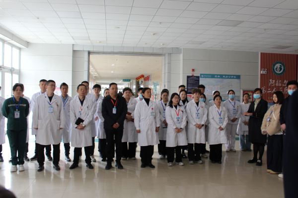 图为十二团医院领导班子和职能部门负责人在听取浙大邵逸夫阿拉尔医院张雷院长说明这次在医共体分院开展院长行政大查房的意义和目的。.JPG