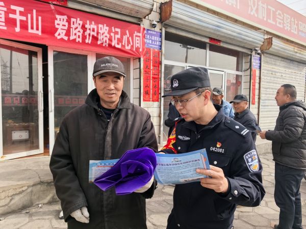 包头西站派出所民警向厂汉村村民讲解铁路安全知识.jpg