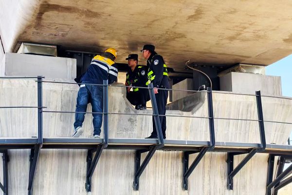 乌海站派出所民警在重点部位开展检查.jpg