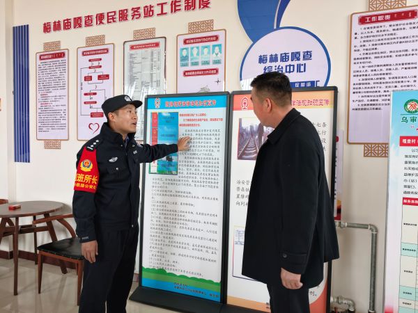 图克站派出所民警在辖区村社进行走访.jpg