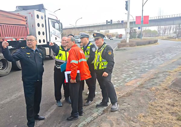 排查组对城市出入口路口进行隐患排查.jpg