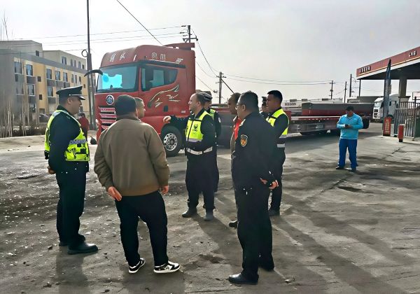 排查组对加油站路口进行隐患排查.jpg