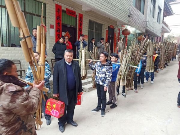 03261774524823745414.jpg 图为 挑柴慰问队伍(吴奇 摄).jpg