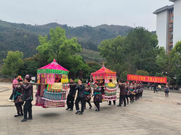 03261774525545384306.jpg 图为 贵州省从江县北上鼓楼广场,侗族同胞用轿子抬退役军人巡游现场(鲁畅 摄).jpg