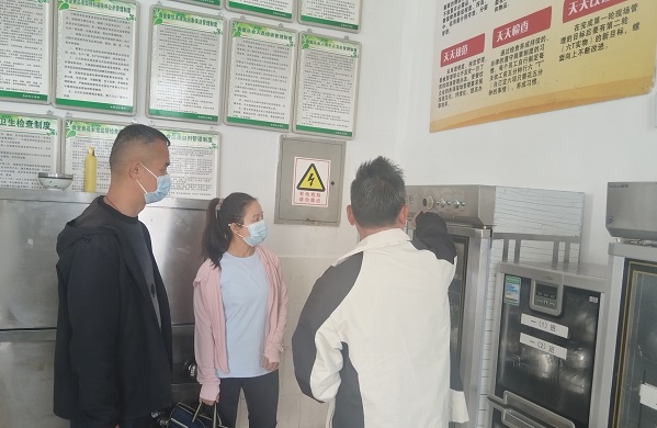查看食堂设施设备.jpg