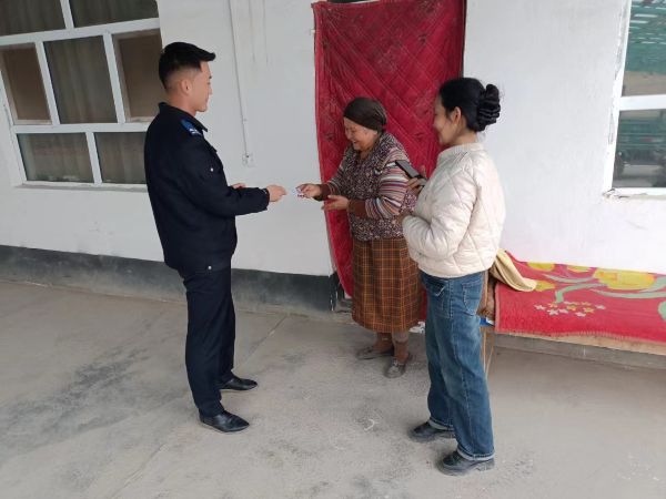 03311774957618380128.jpg 红旗镇派出所民辅警开展上门送证服务 .jpg