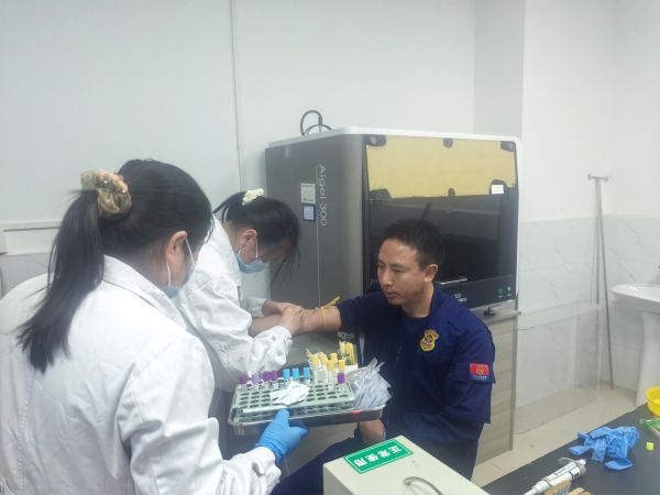 04011775045277152436.jpg 图为消防员积极配合医务人员进行采血.jpg