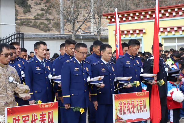 2 庄严默哀.JPG