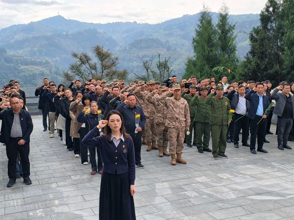 图为  重温入党誓词（鲁畅  摄）.jpg
