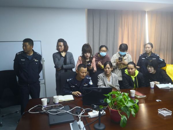 04081775647485676191.jpg 联合对旅店业工作人员开展宣传.jpg