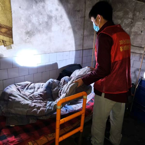 04081775650289880371.jpg 图为:自愿者为老年人整理内务(杨宗摄).jpg
