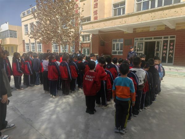 民警宣讲现场，师生认真听讲.jpg