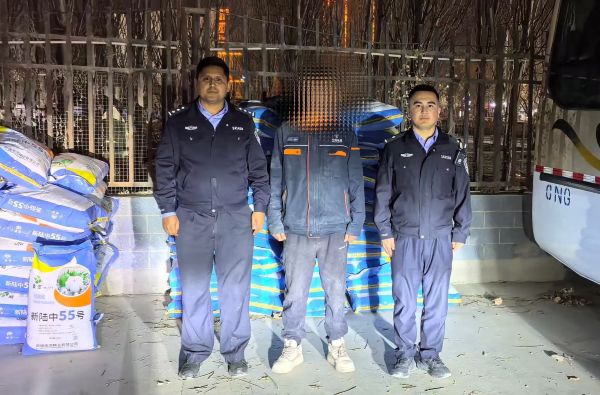 经侦民警梳理证据、核查伊某资产及资金流向.jpg