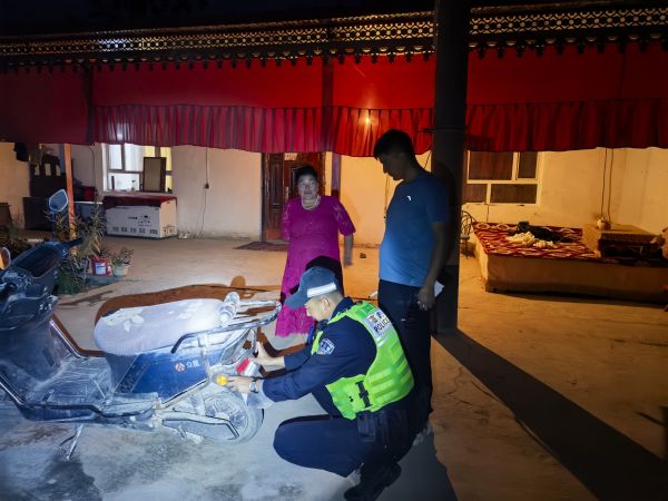 04131776074010682583.jpg 警务人员给电动车辆贴反光贴画面.jpg