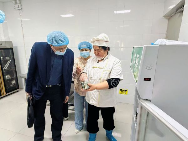 图1：检查组在五团幼儿园食品留样区进行监督检查.jpg