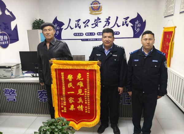04141776162147115488.jpg 群众给警务室送锦旗的画面 .jpg