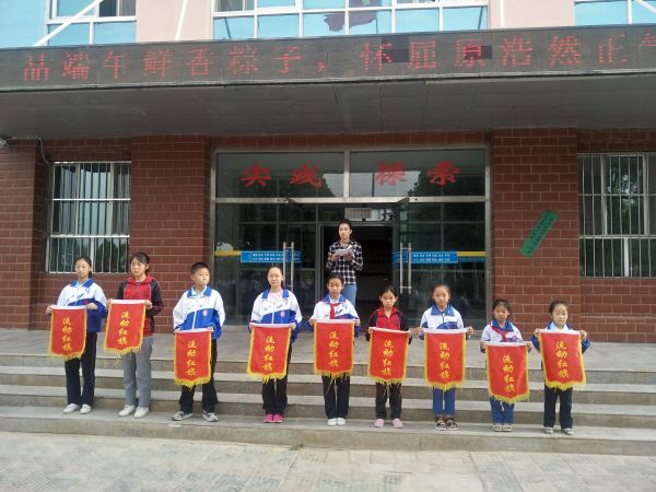 每周一三团中学文明班级锦旗颁奖仪式.jpg