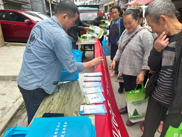 图为  发放宣传资料现场（徐超  摄）.jpg