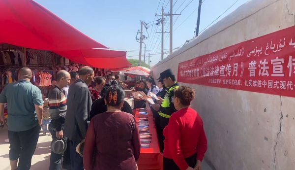 04161776338966934335.jpg 警务人员开展法律宣讲.jpg