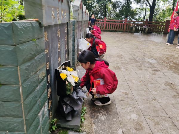 图为   敬献鲜花现场（刘清雨  摄）.jpg
