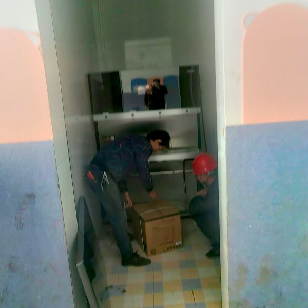 04201776685318834323.jpg 工人师傅维护改造饮水机.jpg