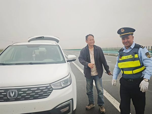 车主对执法人员表示感谢.jpg