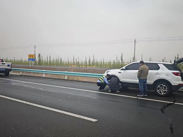 执法人员检查车辆故障.jpg