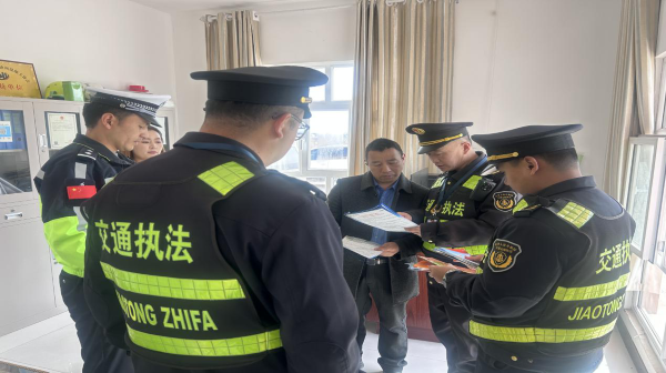 图一：执法人员向企业负责人宣传法律法规.png