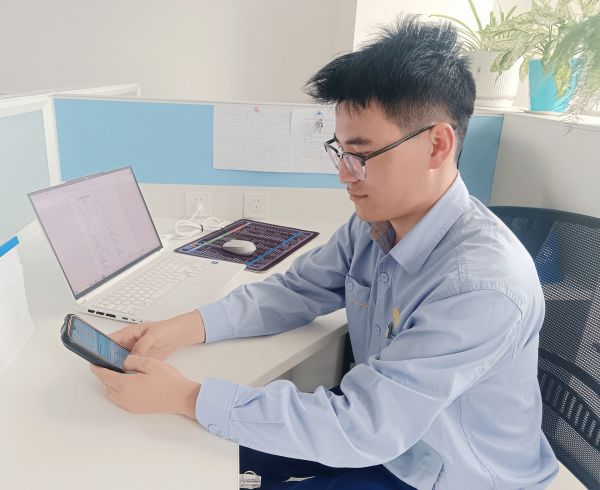 04221776849737945455.jpg 图为:员工用手机观看汇合清风栏目.jpg
