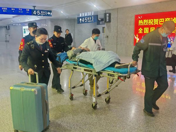 04231776947867307149.jpg 民警救助旅客.jpg