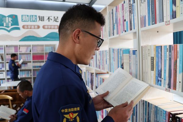 04231776948193994855.jpg 消防救援队员沉浸在书海中,用专注诠释“乐学善思”,在阅读中提升自我、锤炼本领。.JPG