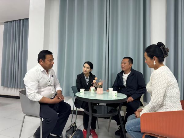04231776950240360801.jpg 图为正在化解群众矛盾纠纷1.jpg