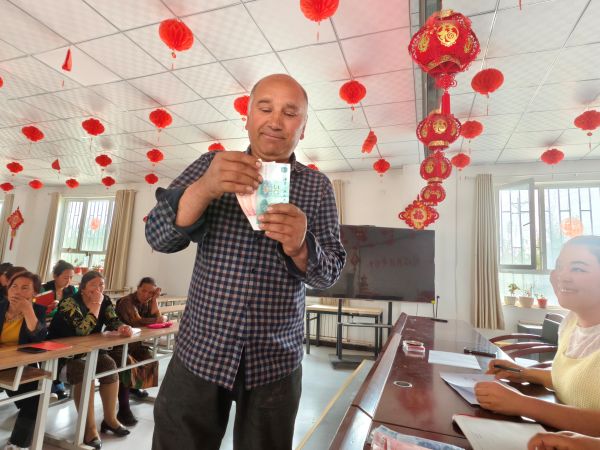 04281777369235800514.jpg 图为村民正在领取村集体经济分红欠款2.jpg