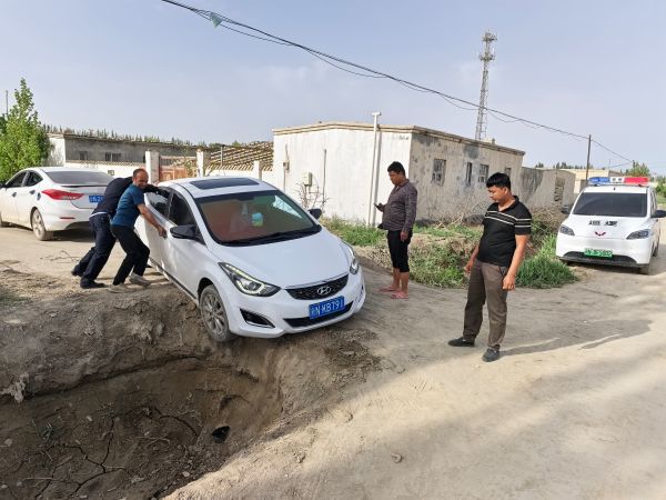 04301777549976423971.jpg 民警联合群众一起救助被困车辆的图片.jpg