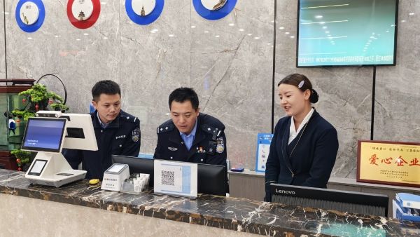 民警在酒店宣传检查.jpg