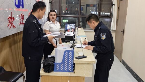 民警在营业场所宣传检查.jpg