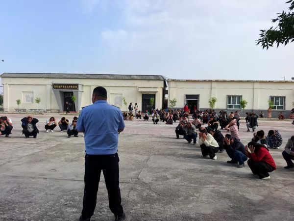 防震减灾应急疏散演练的现场.jpg