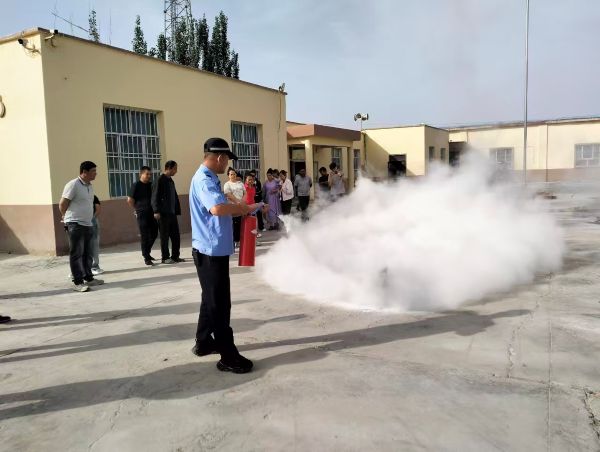 民警使用灭火器场景.jpg