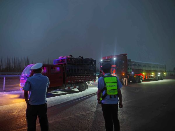 05121778596835939398.jpg 与交警一同指挥车辆通行.jpg