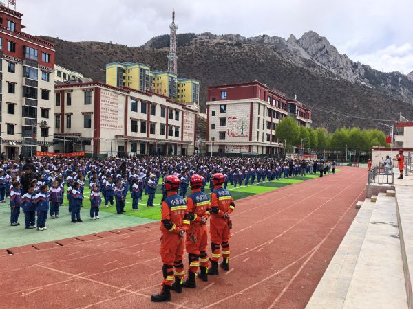 05131778667928705665.jpg 消防救援人员向全校师生科普安全避险知识.jpg