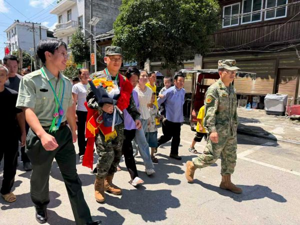 图为 2025年9月，弟弟张兴强（左一）送哥哥张兴国入伍现场（柴秀珍 摄）.jpg