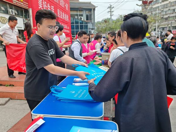 图为  向群众发放宣传资料现场（唐健  摄）.jpg