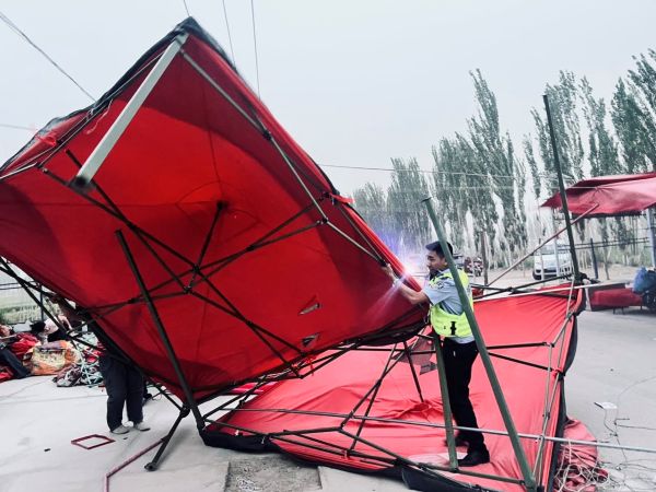 辖区群众大棚等设施被大风吹倒，民辅警立即到达现场救助 (2).jpg