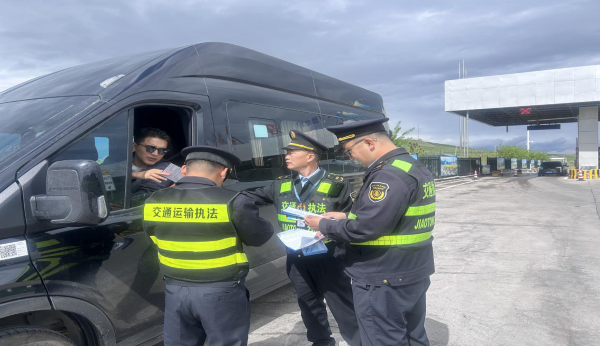 05181779109151259480.png 图三:执法人员在辖区收费站开展宣传活动.png