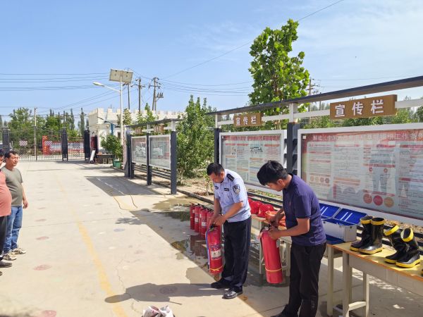 05181779109306649045.jpg 图为正在讲解消防器材用法.jpg