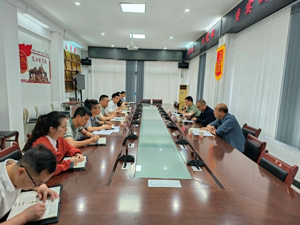 图为  调研组听取汇报现场（鲁畅  摄）.jpg