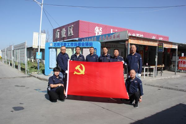 八师产业工人集中居住园开展环境卫生清扫志愿服务活动1.JPG