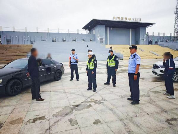 杭锦后旗站派出所民警联合交管大队进行执法.jpg