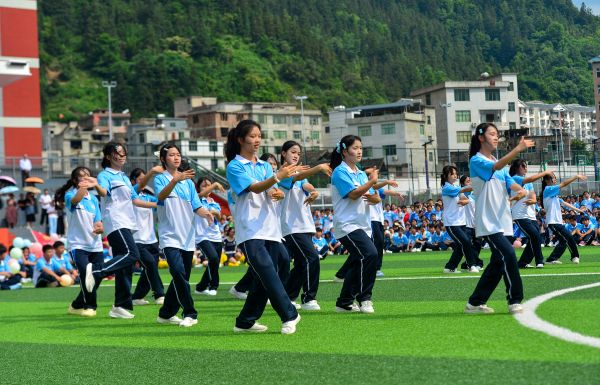 05251779714369615935.jpg 2026年5月25日,在贵州省从江县第一民族中学,学生在表演舞蹈。 (2).jpg